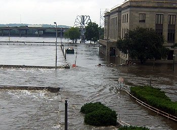 The Tree of the Five Seasons is in the distance as floodwater swirls around the federal building at the corner of 2nd Ave SE and 1st St SE in downtown Cedar Rapids, Iowa on June 12, 2008. (Lynda Waddington)
